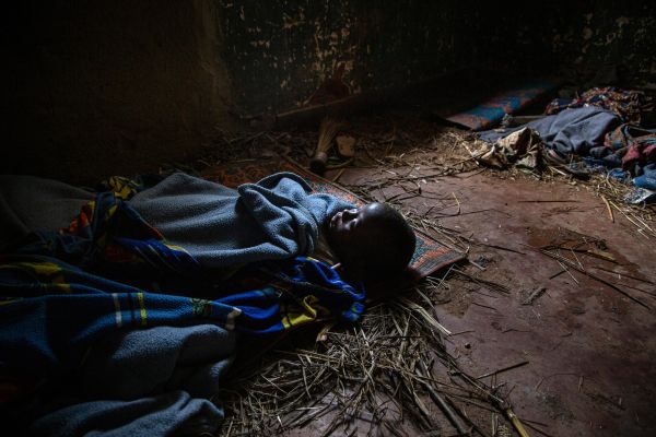 5 year old Elizabeth Nzekuyé sleeps on the floor of an abandoned colonial era building that forms the center of the IDP camp, in Boga, Ituri Province on the 27/09/20.